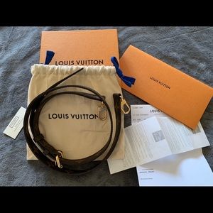 Louis Vuitton Pochette Metise adjustable strap.